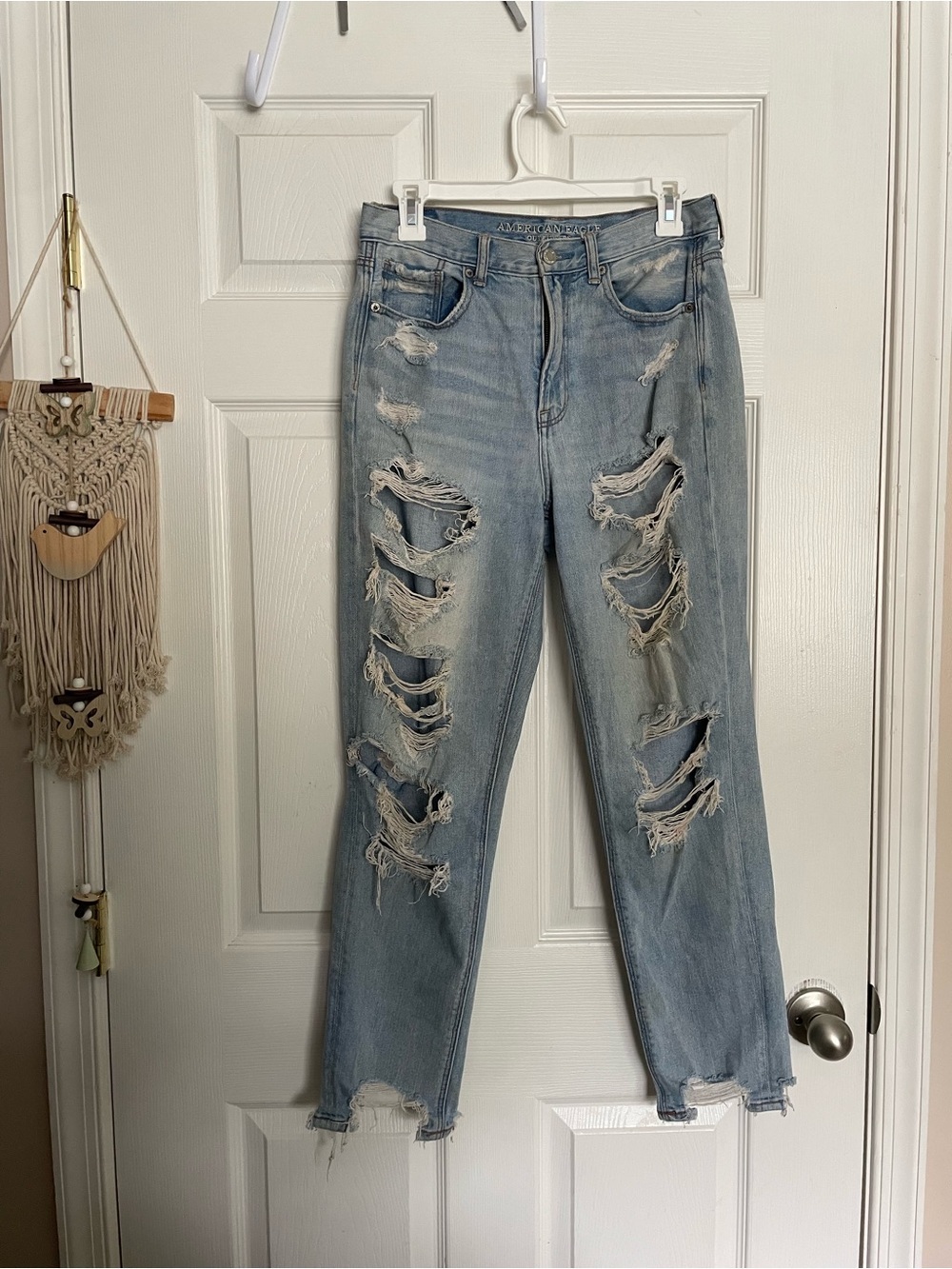 American Eagle Outfitters Women’s size 8 Light Blue Distressed Boyfriend Jeans